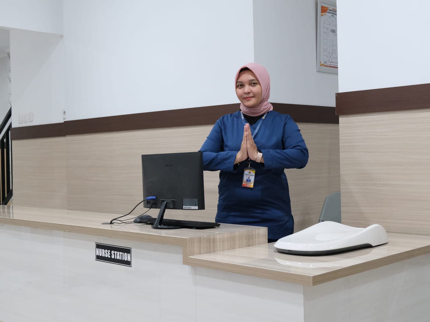 Staf Klinik Utama Artasena menyambut dengan salam di nurse station
